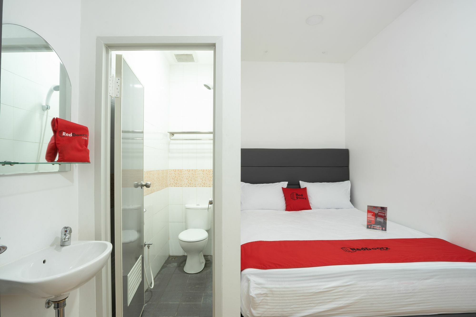 Reddoorz Plus @ Danau Sunter Utara Jakarta Exterior photo